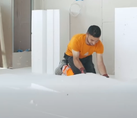 Fixation des tuyaux sur sous-couche à plots