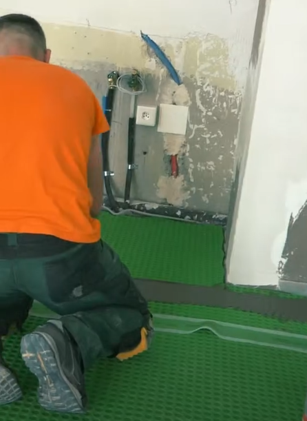 Pose de la sous-couche isolante à plots