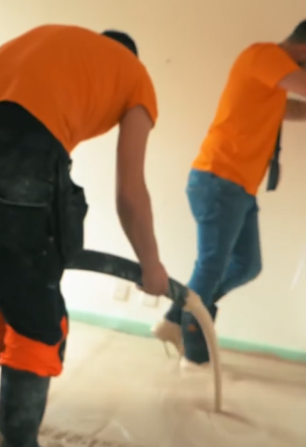 Deux artisans en action — chape collaborative